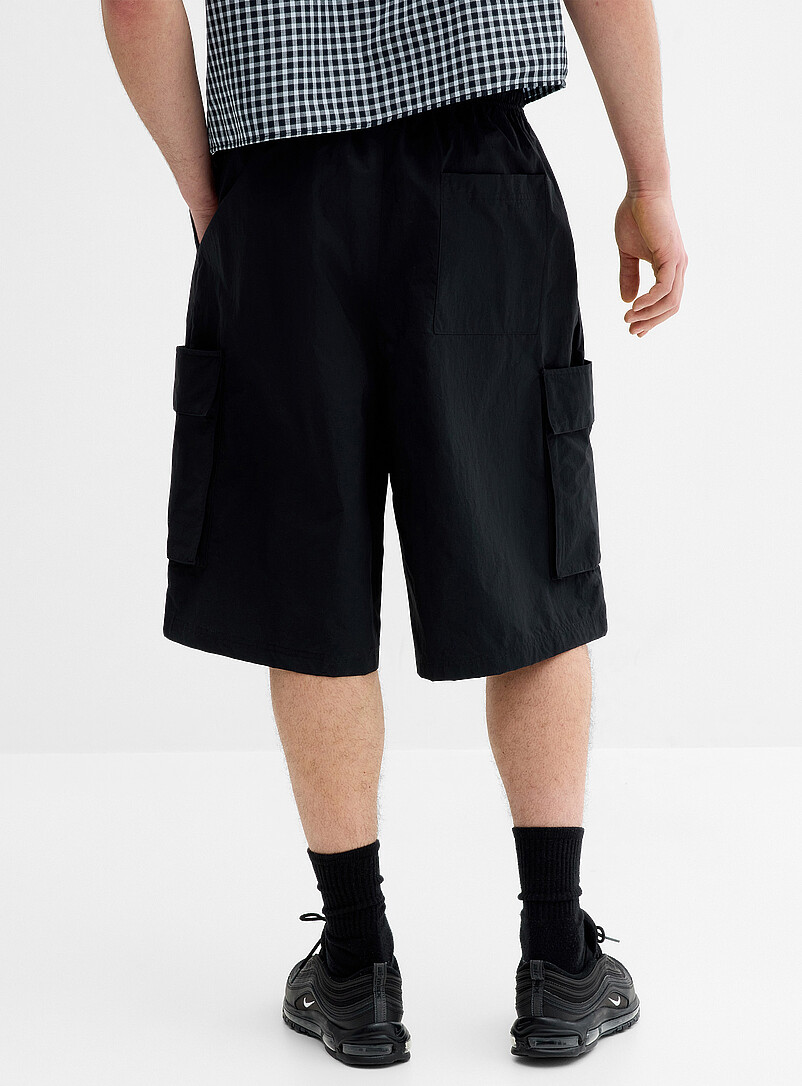 Nike: Le bermuda cargo parachute <b>Coupe sudimensionn&eacute;e</b> Noir pour homme