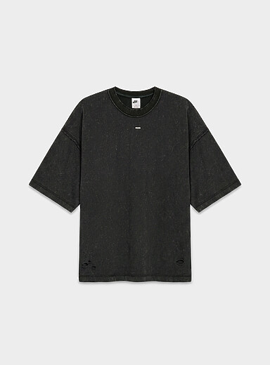 Le t-shirt graphique gothique d&eacute;lav&eacute; effet us&eacute; <b>Coupe surdimensionn&eacute;e</b>