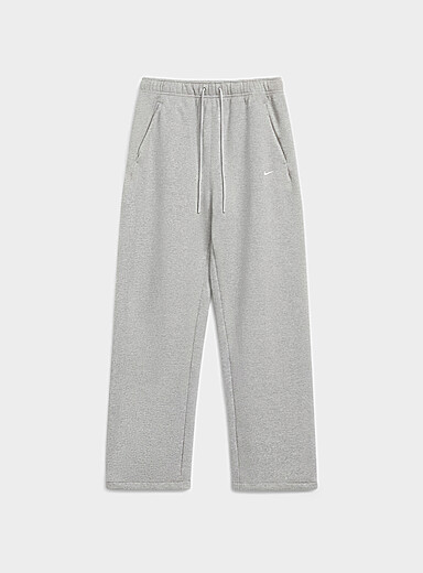 Nike: Le pantalon basketball molletonn&eacute; Solo Swoosh <b>Coupe ample</b> Gris pour homme