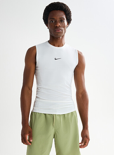 Le t-shirt ajust&eacute; sans manches Nike Pro <b>Coupe ajust&eacute;e</b>