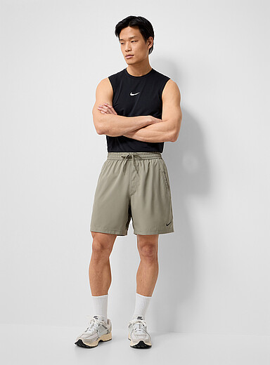 Nike: Le short l&eacute;ger Form Brun clair pour homme