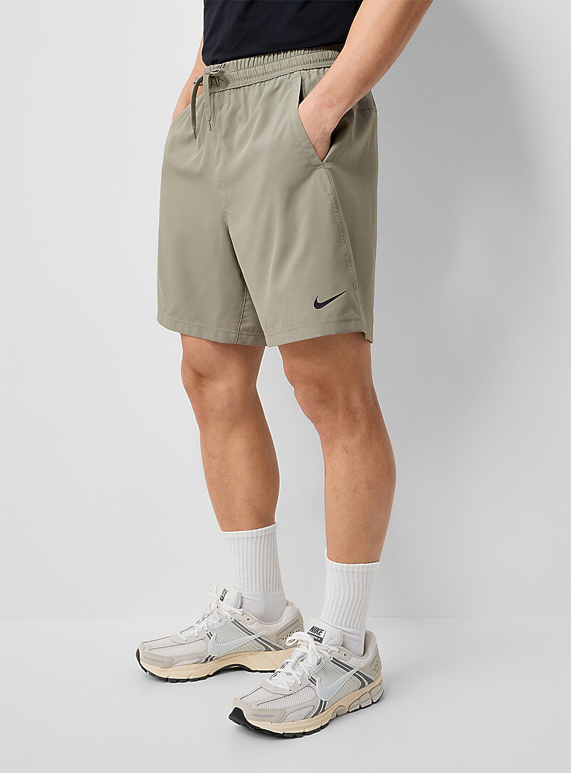 Nike: Le short l&eacute;ger Form Brun clair pour homme