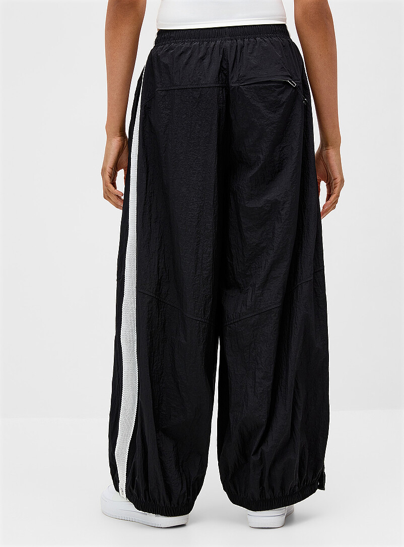 Crocheted-style trim track pant Fit: Loose leg, high rise | Nike