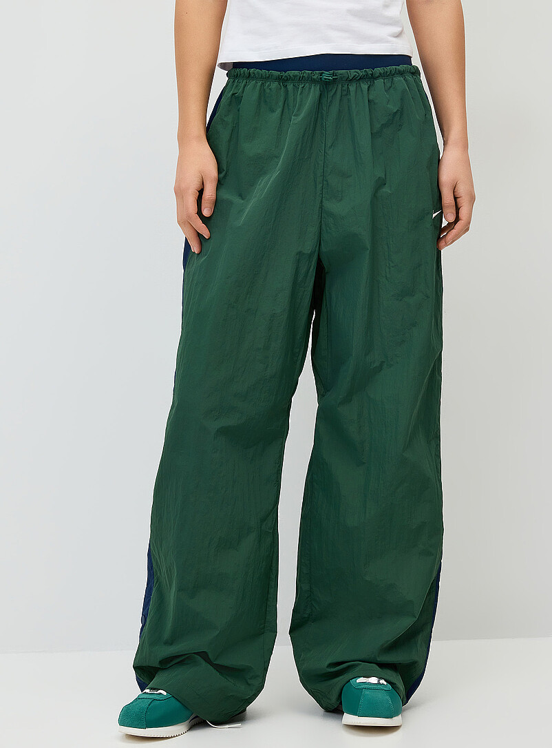 Nike: Le pantalon nylon jambe large Vert fonc&eacute; pour femme