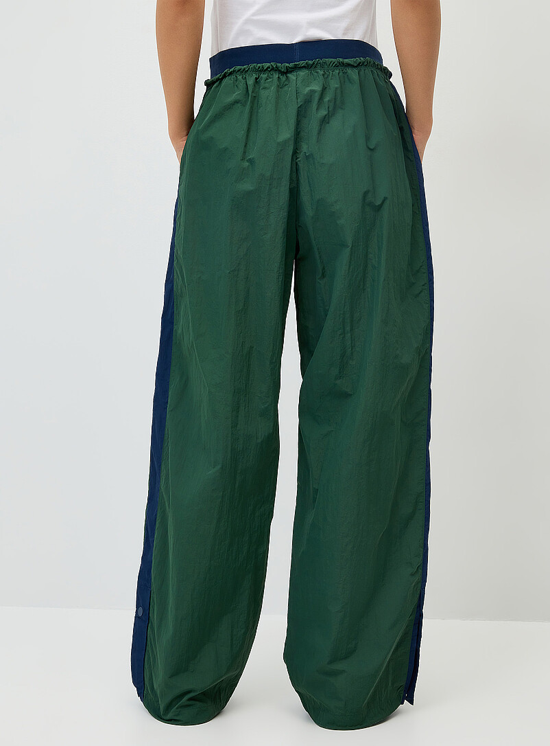 Nike: Le pantalon nylon jambe large Vert fonc&eacute; pour femme