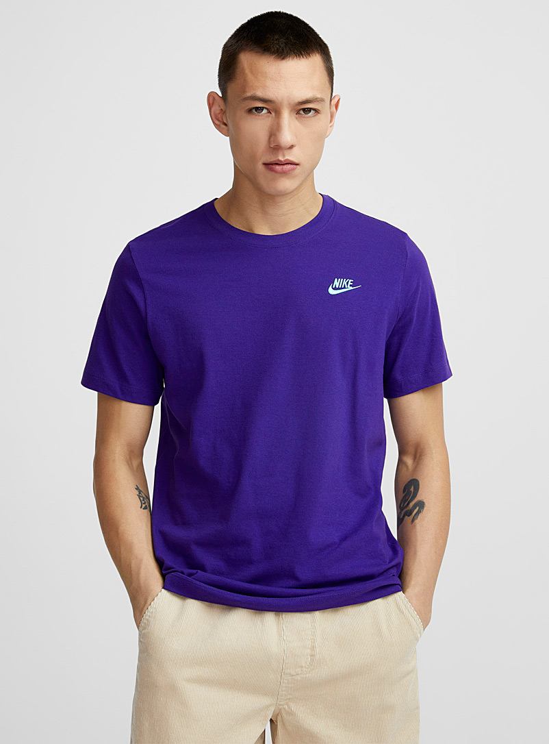 Nike: Le t-shirt Swoosh brodé Mauve pour homme