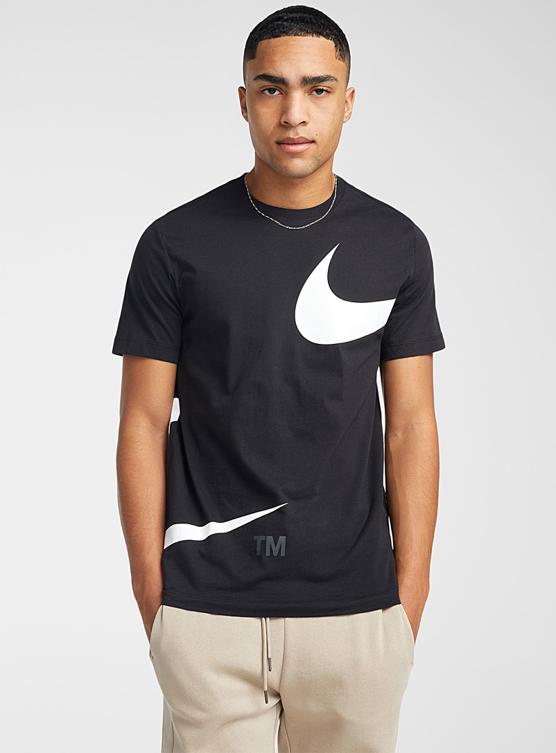 Nike: Le t-shirt méga Swoosh Noir pour homme