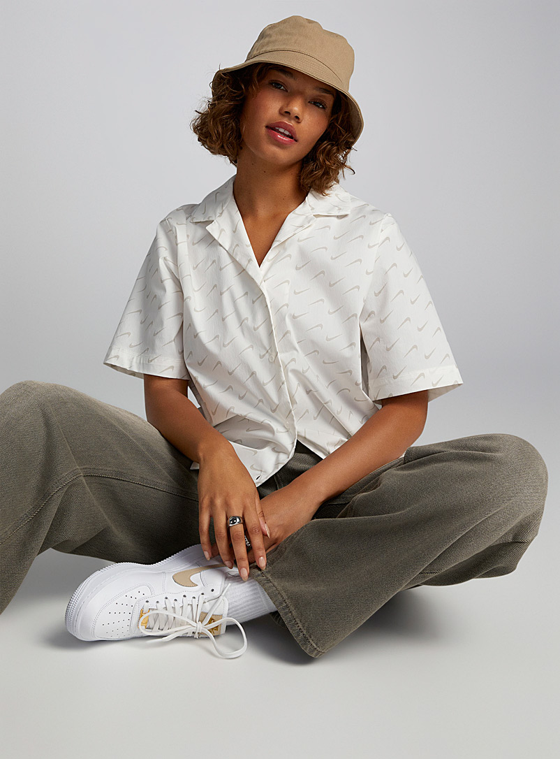 Nike: La chemise ample mosaïque logo Ivoire blanc os pour femme