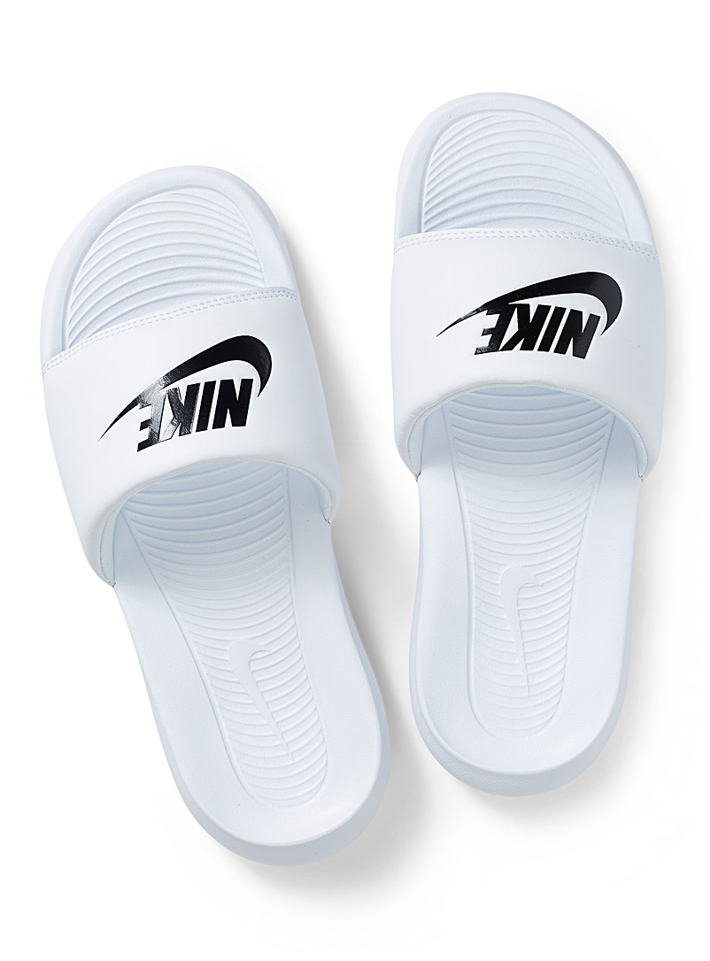 Nike: La sandale slide Victori One Femme Blanc pour femme