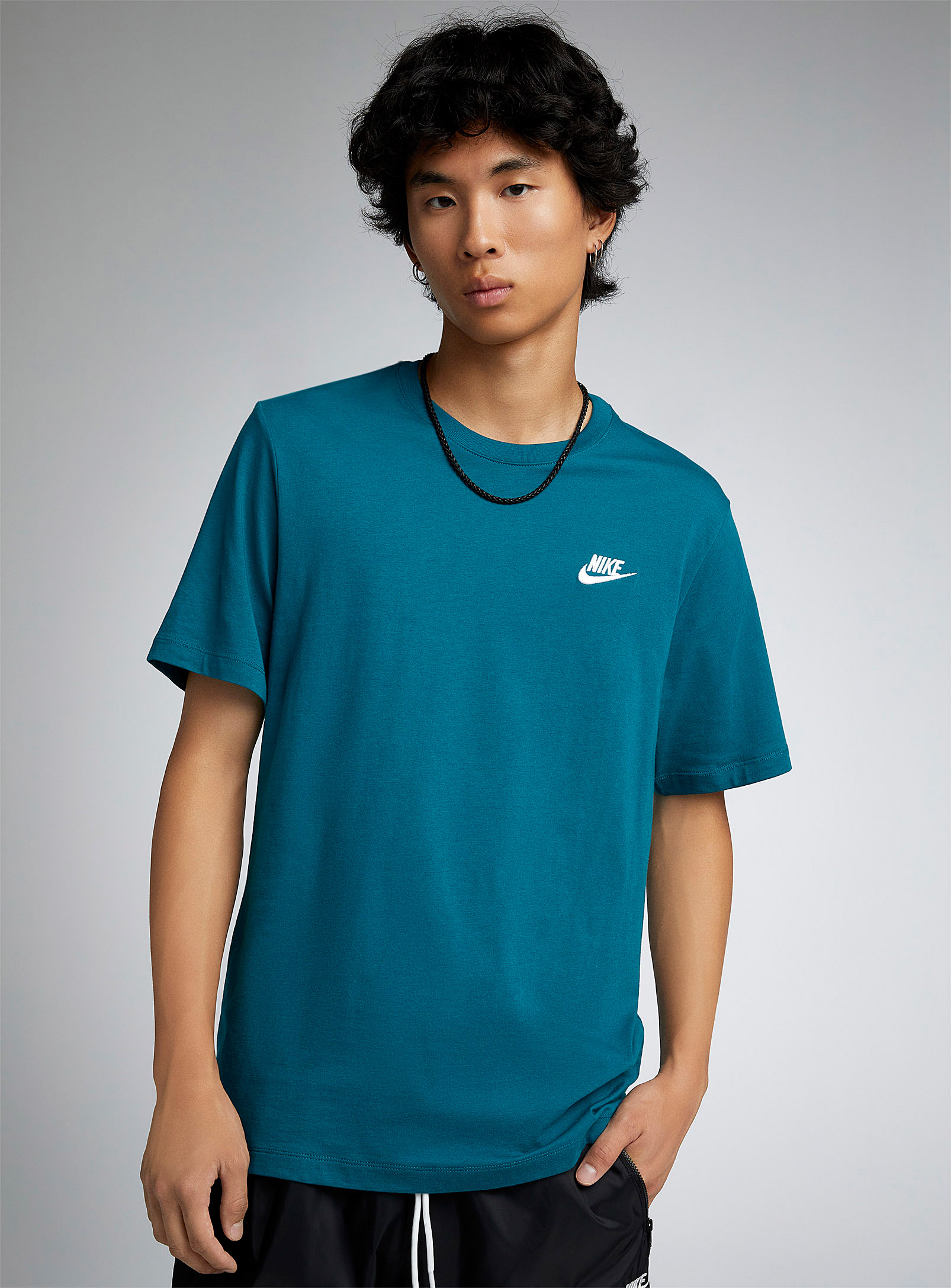 NIKE SMALL EMBROIDERED LOGO T-SHIRT