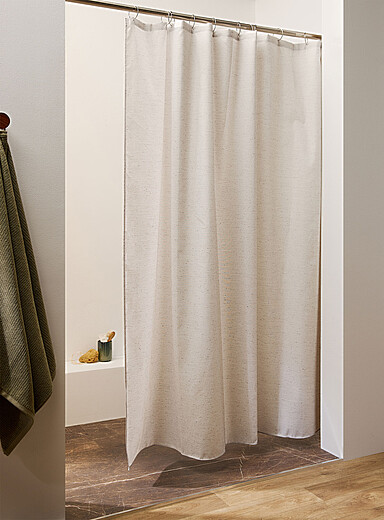 Le rideau de douche gris chin&eacute;