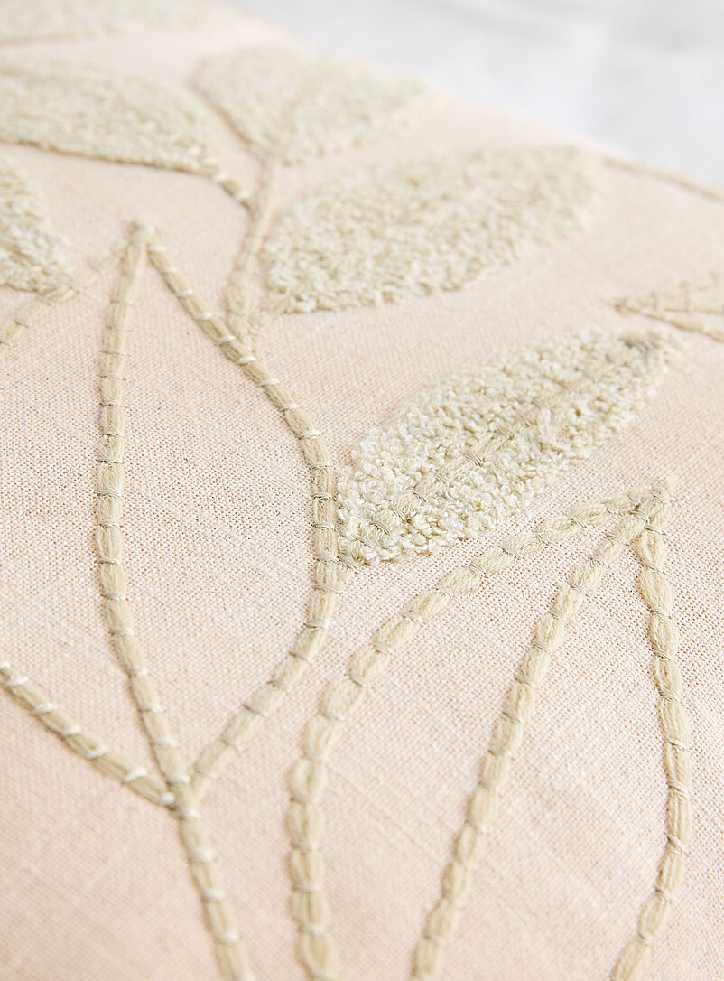 Simons Maison: Le coussin d&eacute;houssable feuilles brod&eacute;es Salvador 50 x 50 cm &Eacute;cru &agrave; motifs