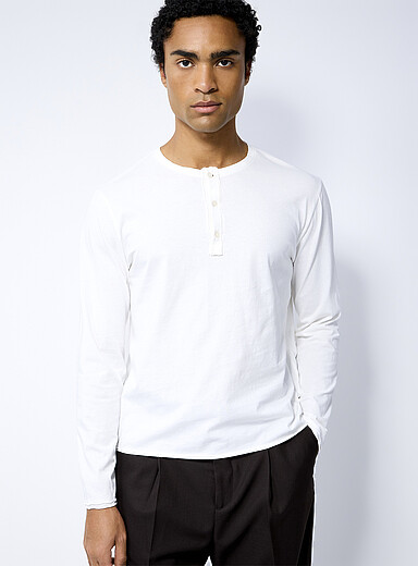 Le t-shirt henley bords coup&eacute;s