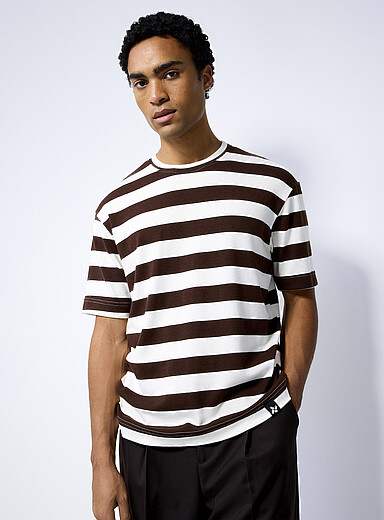 Le t-shirt rayure caf&eacute;