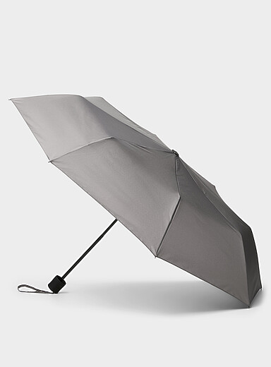 Le parapluie compact monochrome