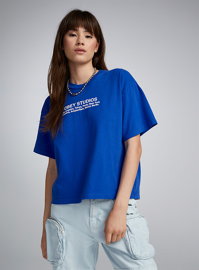 Obey: Le t-shirt carré OBEY Studios Bleu moyen-ardoise pour femme