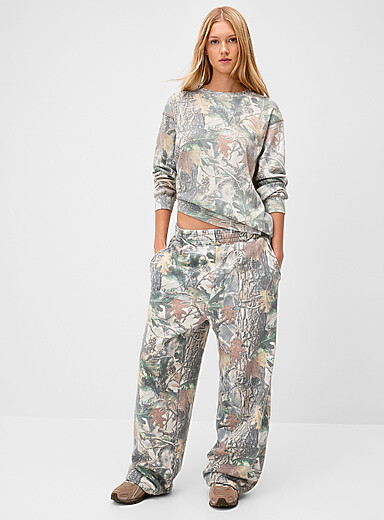 Obey: Le pantalon molleton &agrave; motif <b>Coupe : jambe large, taille haute</b> Camouflage pour femme