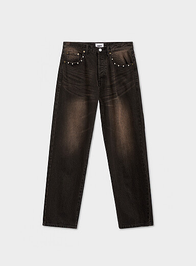 Obey: Le jean noir d&eacute;lav&eacute; clout&eacute; effet sali <b>Coupe d&eacute;contract&eacute;e &agrave; jambe droite</b> Noir pour homme