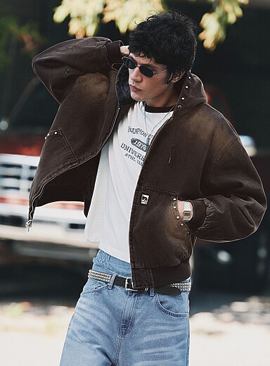 Le blouson denim brun d&eacute;tails clout&eacute;s