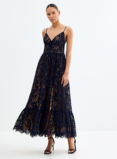La longue robe dentelle bleu minuit