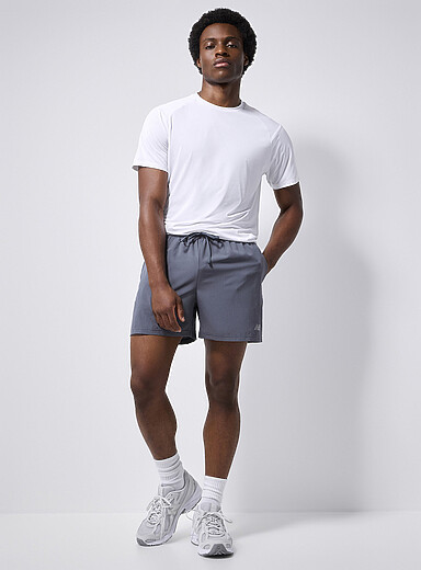 New Balance: Le short l&eacute;ger essentiel Gris clair pour homme