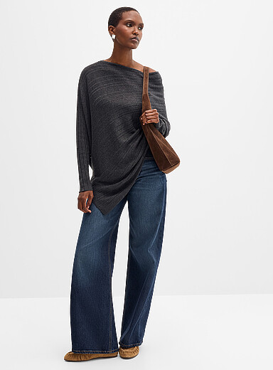 Contemporaine: Le chandail effet cape col bateau asym&eacute;trique Gris fonc&eacute; pour femme