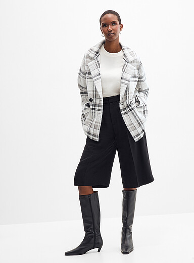 Contemporaine: Le cardigan-veston poilu &agrave; carreaux Gris &agrave; motifs pour femme