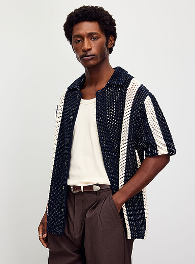 La chemise tricot ajour&eacute; rayures verticales