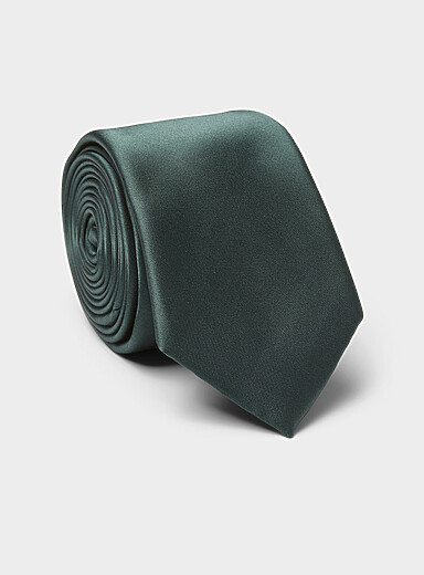Coloured satiny tie