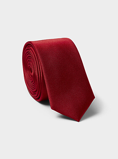 Satiny skinny tie