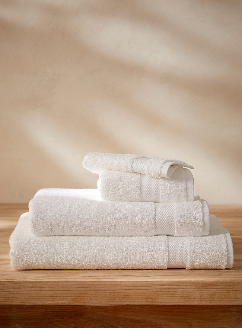 https://imagescdn.simons.ca/images/6591-1232130-10-A1_2/bamboo-and-turkish-cotton-white-towels.jpg?__=2