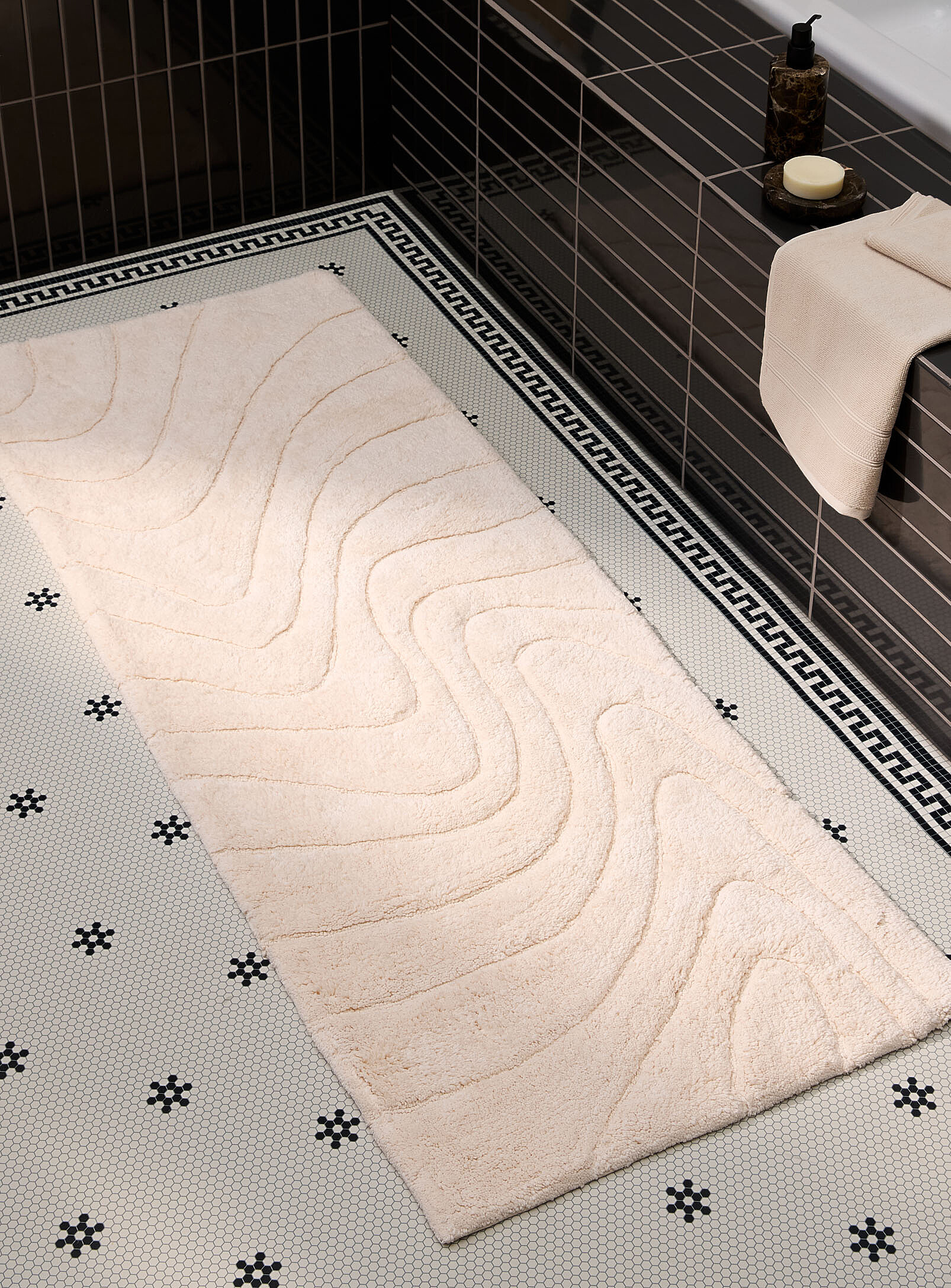 Le grand tapis de bain monochrome ondulations