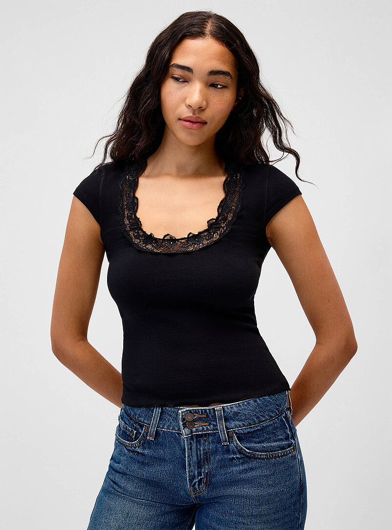 Twik: Le t-shirt col d&eacute;gag&eacute; bord dentelle Noir pour femme