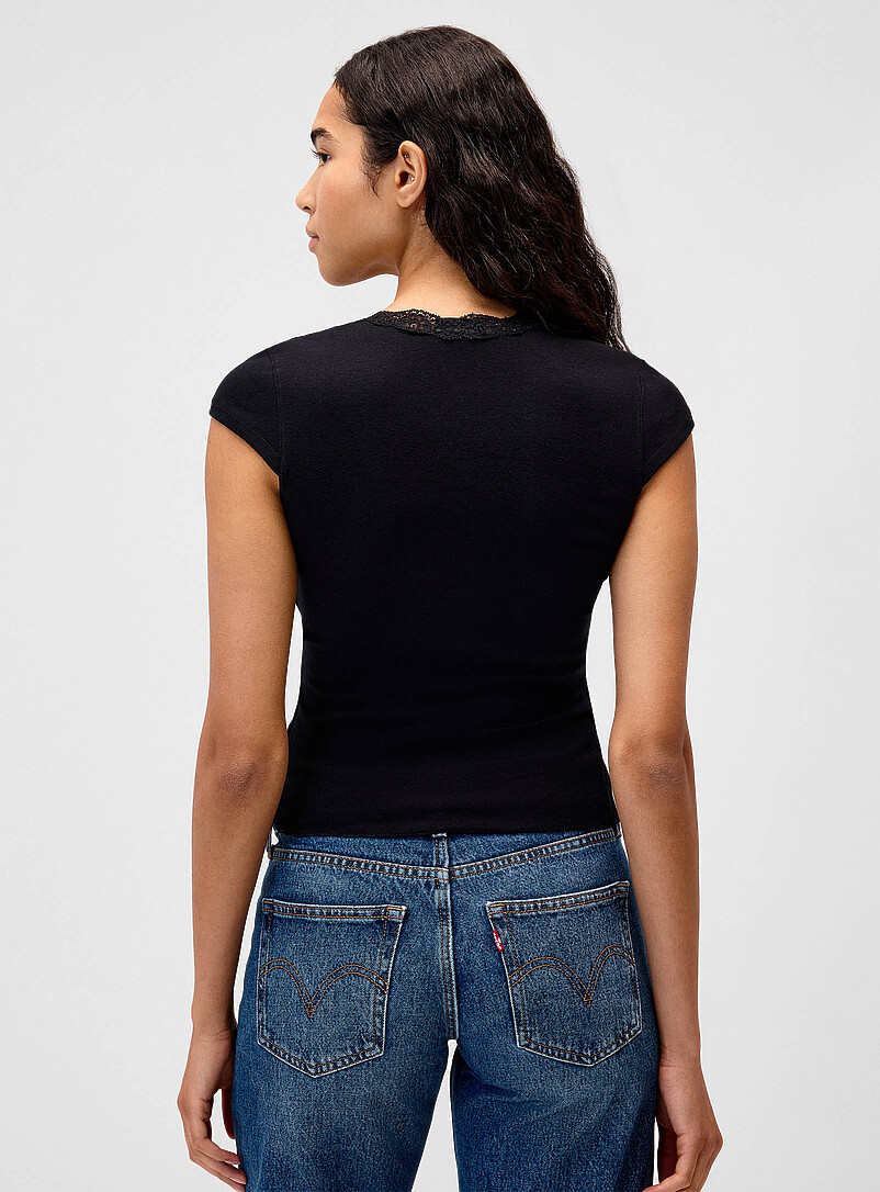 Twik: Le t-shirt col d&eacute;gag&eacute; bord dentelle Noir pour femme