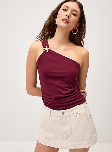 La camisole &eacute;paule d&eacute;nud&eacute;e bijou dor&eacute;