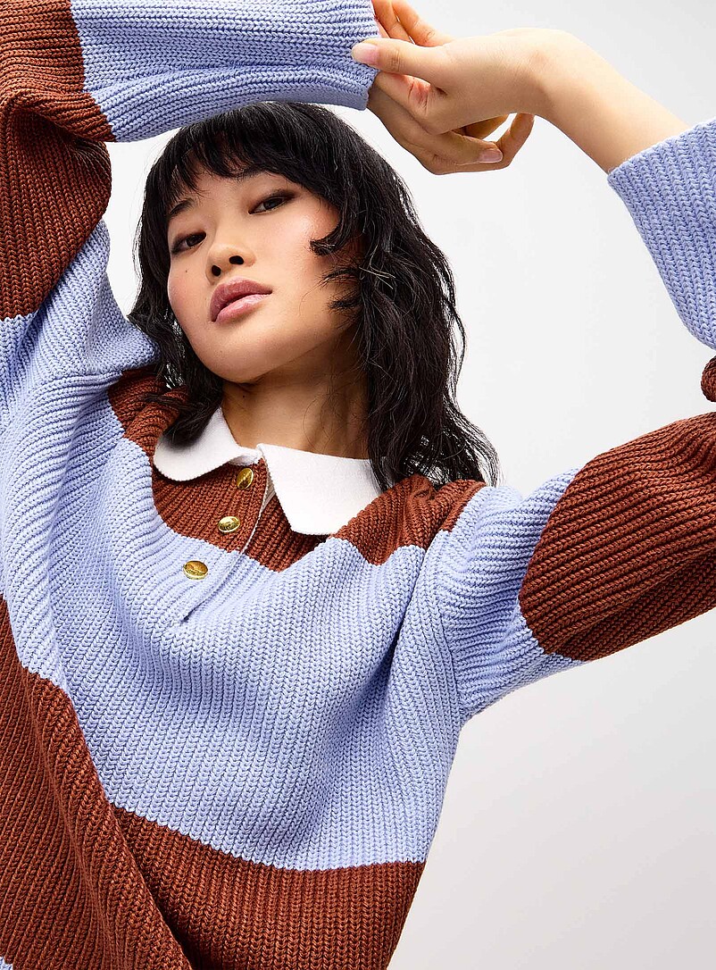 Twik: Le chandail col polo ray&eacute; Bleu &agrave; motifs pour femme