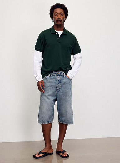 Le bermuda denim bleu d&eacute;lav&eacute; ample
