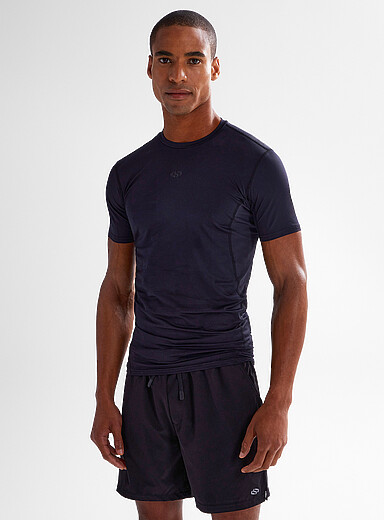 Le t-shirt ajust&eacute; zones microperfor&eacute;es