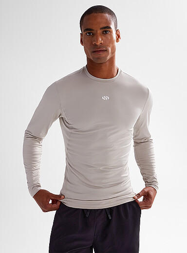 Le t-shirt ajust&eacute; manches longues zones microperfor&eacute;es