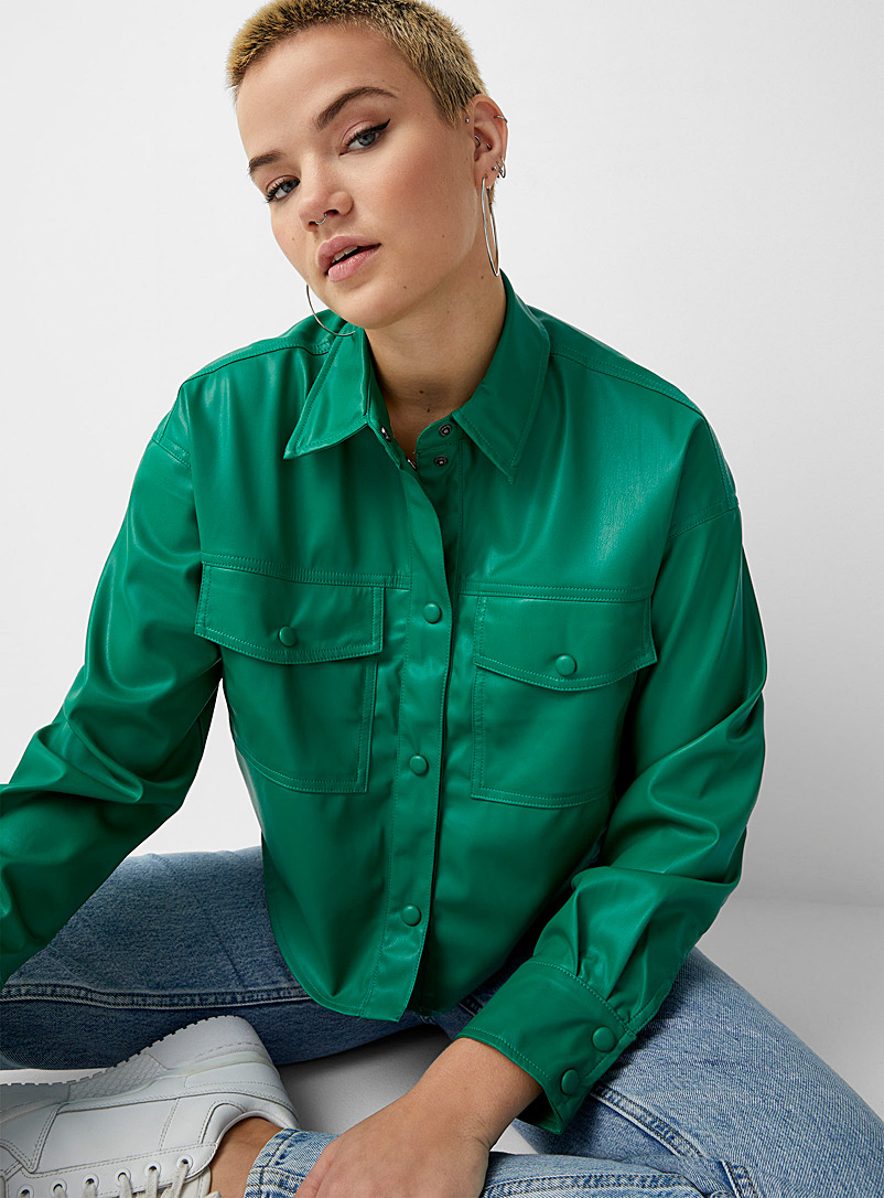 Neon & Nylon: La chemise courte faux cuir Vert vif-irlandais-émerau pour femme