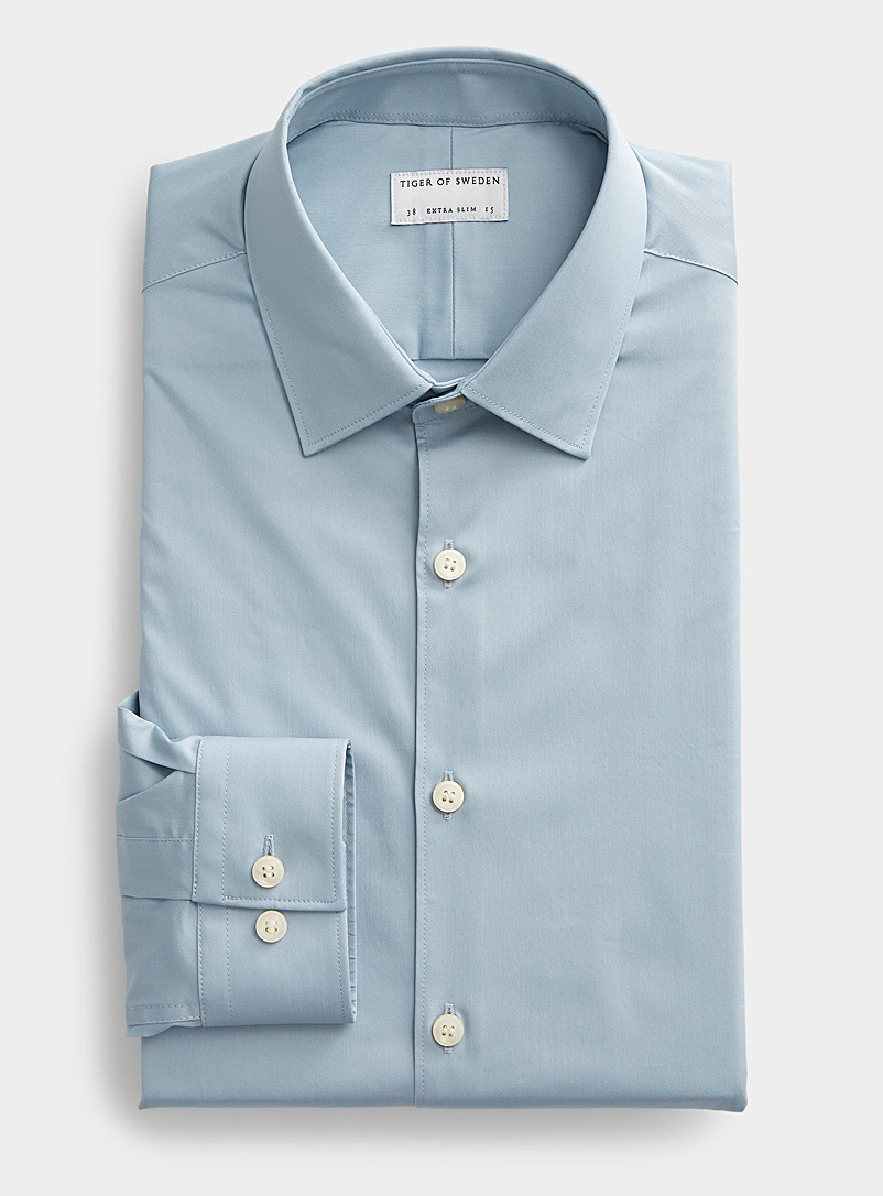 Tiger of Sweden: La chemise extensible coton satiné Coupe ajustée Bleu pâle-bleu poudre pour homme