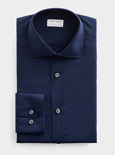 Tiger of Sweden: La chemise extensible marine <b>Coupe ajust&eacute;e</b> Bleu fonc&eacute; - Indigo pour homme
