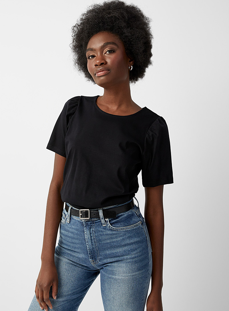 Contemporaine: Le t-shirt épaules bouffantes Noir pour femme