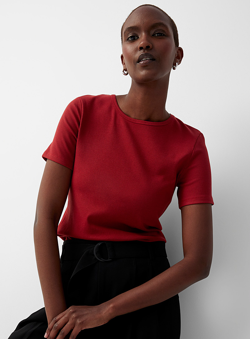 Contemporaine: Le t-shirt col rond minicôtes Rouge foncé-vin-rubis pour femme