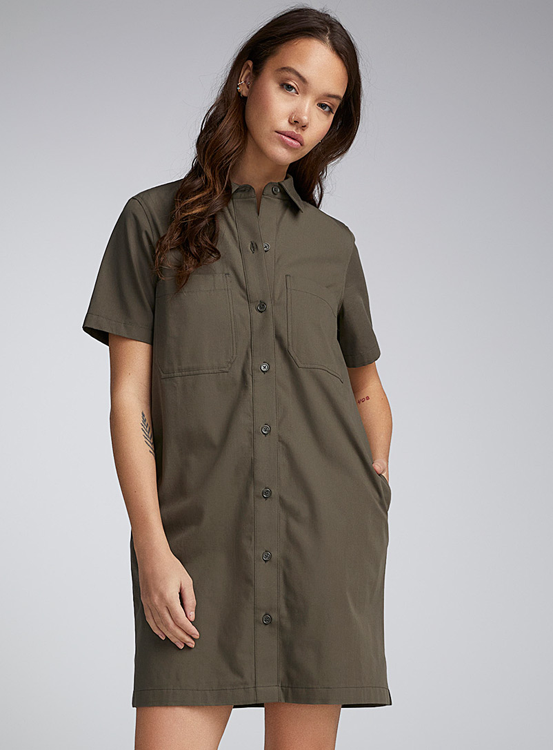 Twik: La robe chemise colorée poches plaquées Kaki - Sauge - Olive pour femme