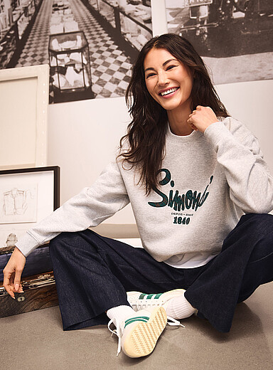 Simons: Le sweat envers molletonn&eacute; broderie 1840 <b>Collection Notre histoire en h&eacute;ritage</b> Unisexe Gris clair pour femme