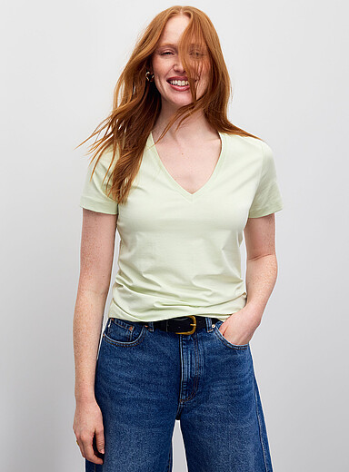 Contemporaine: Le t-shirt col V coton SUPIMA<sup>MD</sup> Ocre jaune pour femme