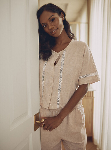 Le t-shirt carr&eacute; boutonn&eacute; coton SUPIMA<sup><small>MD</small></sup> accents dentelle