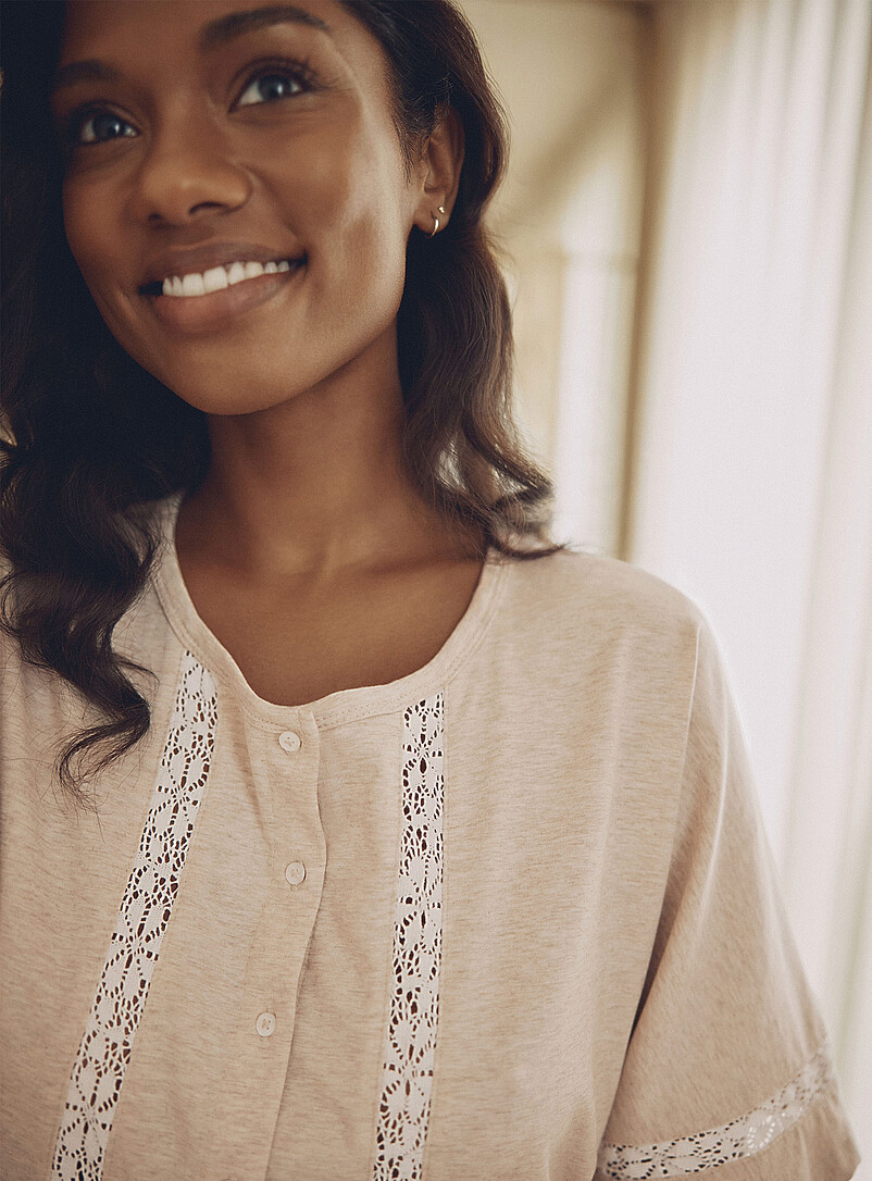 Miiyu: Le t-shirt carr&eacute; boutonn&eacute; coton SUPIMA<sup><small>MD</small></sup> accents dentelle Sable pour femme