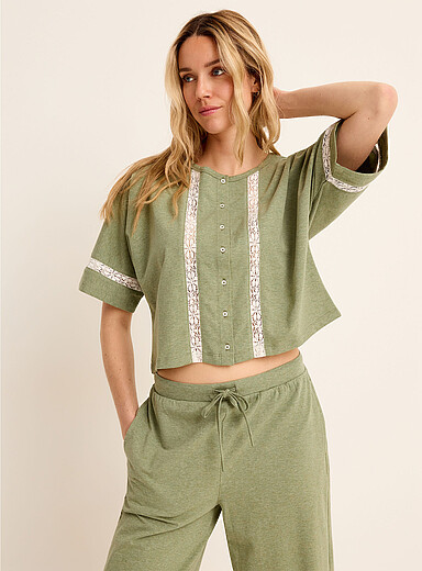 Le t-shirt carr&eacute; boutonn&eacute; coton SUPIMA<sup><small>MD</small></sup> accents dentelle